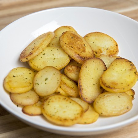 Aardappelschijfjes met kruiding
